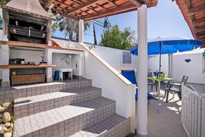 Outdoor dining - Holiday Home 'Shellls Apartment' with Shared Terrace, Wi-Fi and Air Conditioning (Carvoeiro)