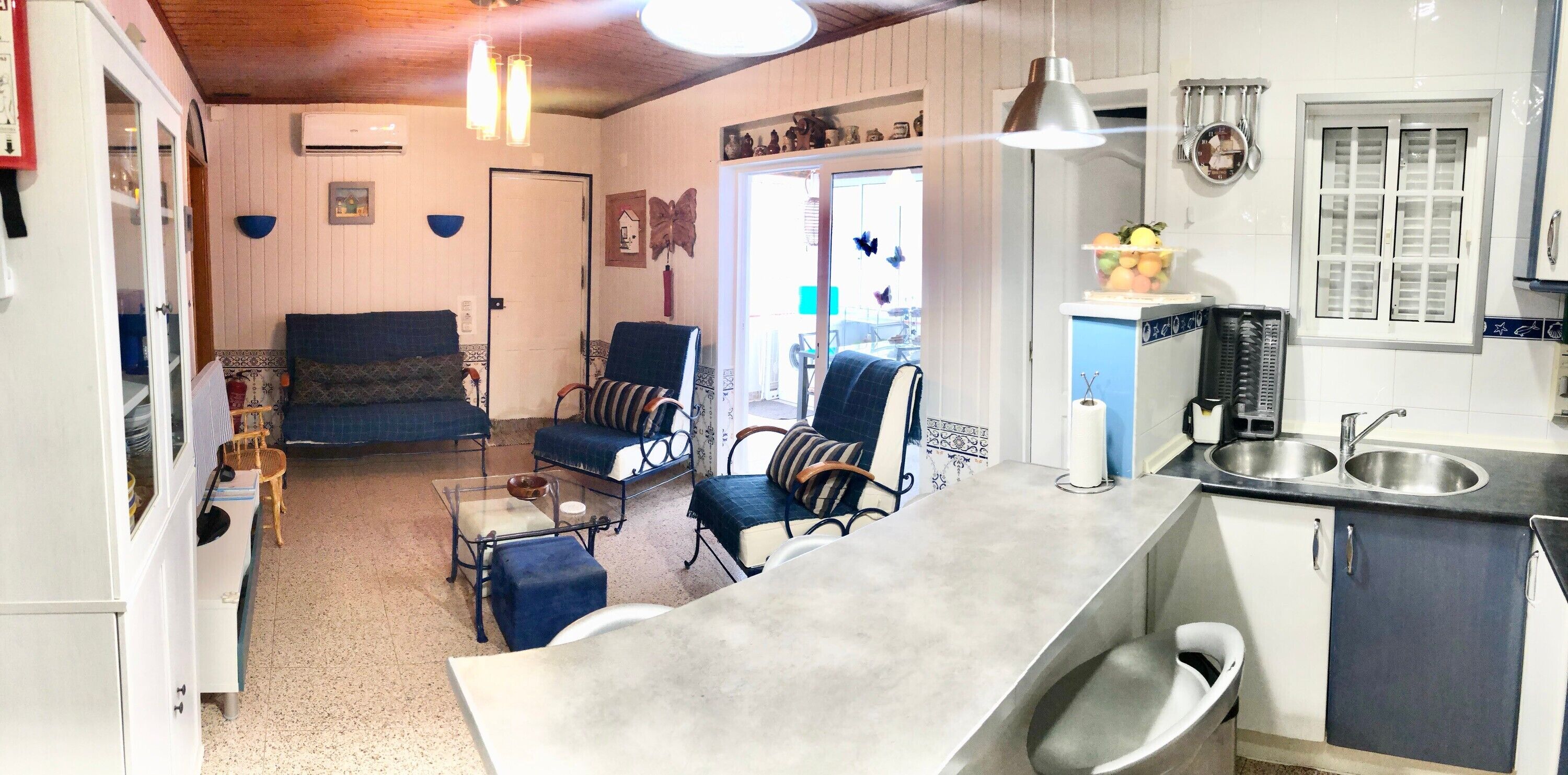 Een koelkast, een microgolfoven, een kookplaat