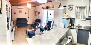 Frigorífico, microondas, placa de cocina y cafetera o tetera