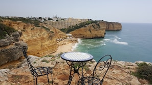 Outdoor dining - Holiday Home 'Shellls Apartment' with Shared Terrace, Wi-Fi and Air Conditioning (Carvoeiro)