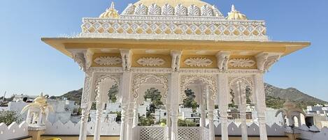 Familien-Vierbettzimmer, Balkon, Bergblick | Restaurant
