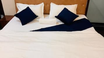 Quarto quádruplo família, sacada, vista para a montanha | Escrivaninha, espaço de trabalho para notebook