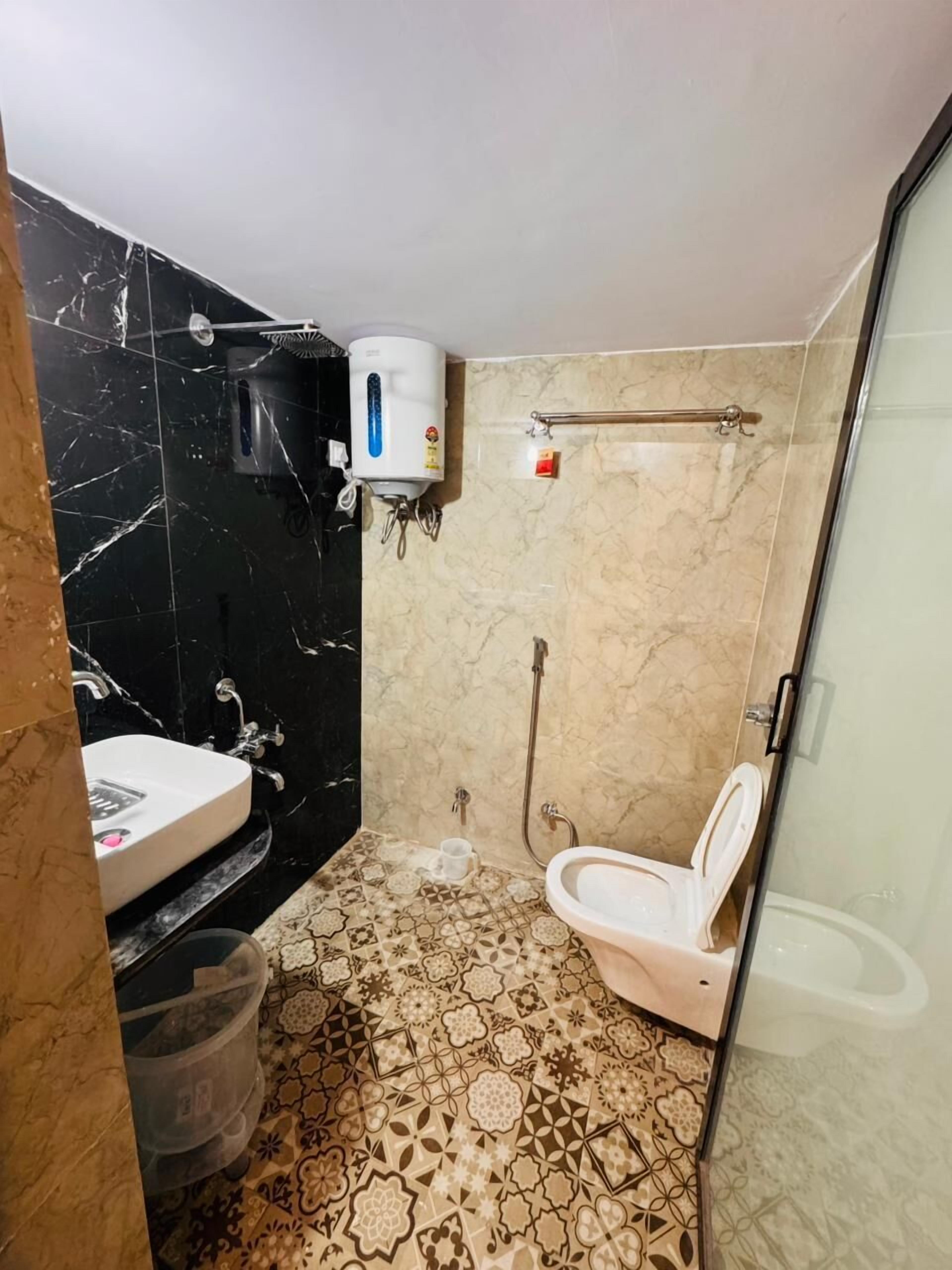 Quarto quádruplo família, sacada, vista para a montanha | Banheiro | Chuveiro, toalhas de banho, sabonete, shampoo