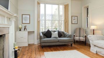 Télévision, cheminée, espaces bureaux