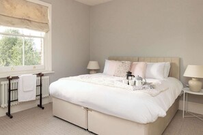 4 bedrooms, desk, iron/ironing board, travel crib - Victorian House, Sleeps 14, Pool and Gardens (Sidlesham)