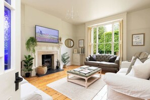 TV, fireplace, offices - Victorian House, Sleeps 14, Pool and Gardens (Sidlesham)