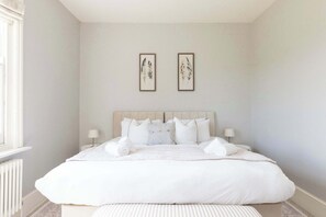 4 Schlafzimmer, Schreibtisch, Bügeleisen/Bügelbrett, Reisekinderbett