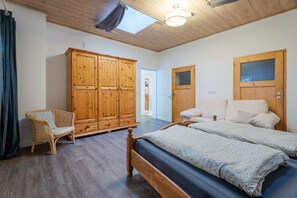 Makuuhuoneessa on sänky, kaksi vaatekaappia, tuoli ja kattovalokuvio.