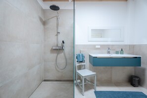 Dusche, Haartrockner, Handtücher