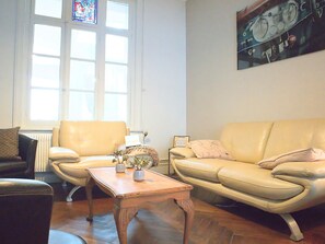 House, 5 Bedrooms, Kitchen, City View | Living area - Apart'Moment - La Vue cathédrale (Saint-Omer)
