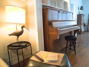 Huis, 5 slaapkamers, keuken, uitzicht op stad | Woonruimte | Een 90-cm flatscreentelevisie met digitale zenders