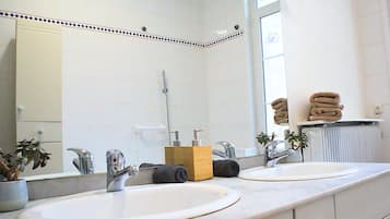 House, 5 Bedrooms, Kitchen, City View | Bathroom | Separate bathtub and shower, hair dryer, towels, soap