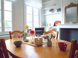 Huis, 5 slaapkamers, keuken, uitzicht op stad | Woonruimte | Een 90-cm flatscreentelevisie met digitale zenders