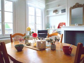 House, 5 Bedrooms, Kitchen, City View | Living area | 90-cm flat-screen TV with digital channels