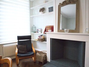 Huis, 5 slaapkamers, keuken, uitzicht op stad | Woonruimte | Een 90-cm flatscreentelevisie met digitale zenders