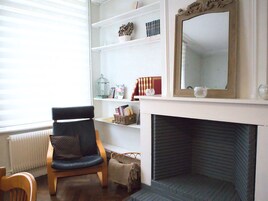 House, 5 Bedrooms, Kitchen, City View | Living area | 90-cm flat-screen TV with digital channels