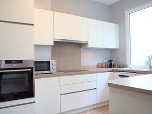 House, 5 Bedrooms, Kitchen, City View | Private kitchen | Full-sized fridge, microwave, oven, stovetop - Apart'Moment - La Vue cathédrale (Saint-Omer)