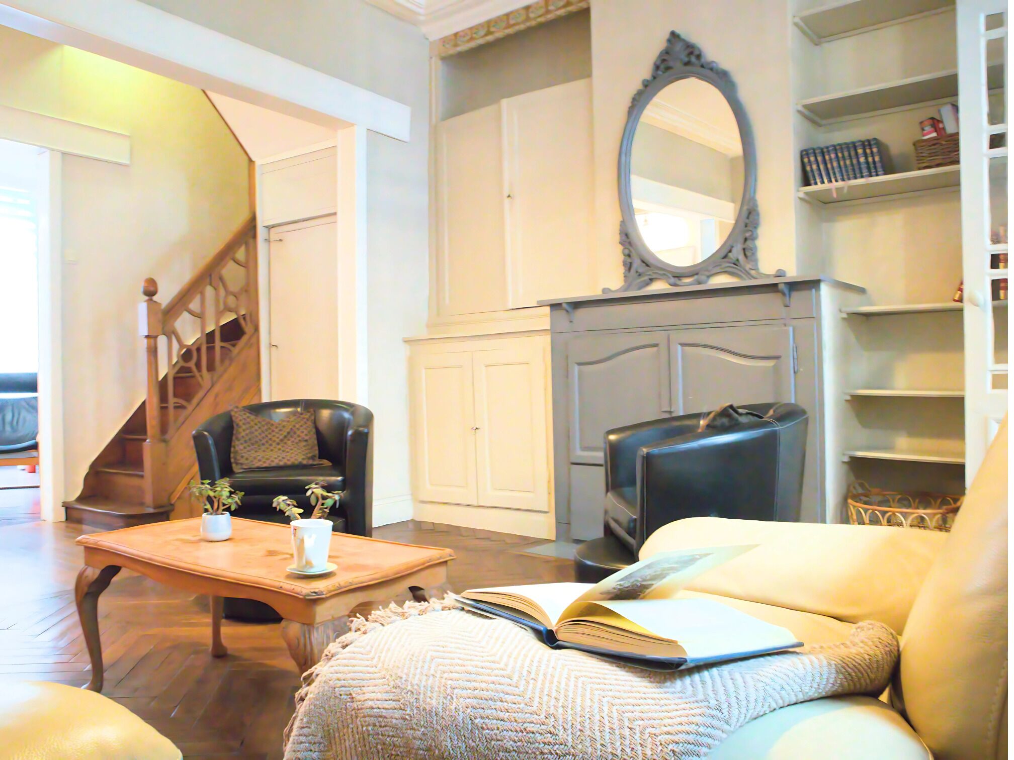 Casa, 5 habitaciones, cocina, vistas a la ciudad | Zona de estar | Televisión de pantalla plana de 90 cm con canales digitales