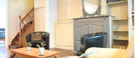 Casa, 5 habitaciones, cocina, vistas a la ciudad | Zona de estar | Televisión de pantalla plana de 90 cm con canales digitales