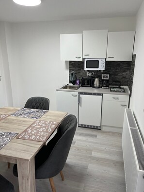 Kühlschrank, Mikrowelle, Herdplatte, Wasserkocher mit Kaffee-/Teezubehör