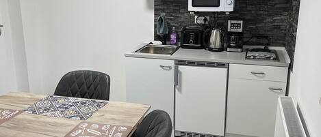 Frigorífico, microondas, placa de cocina y cafetera o tetera