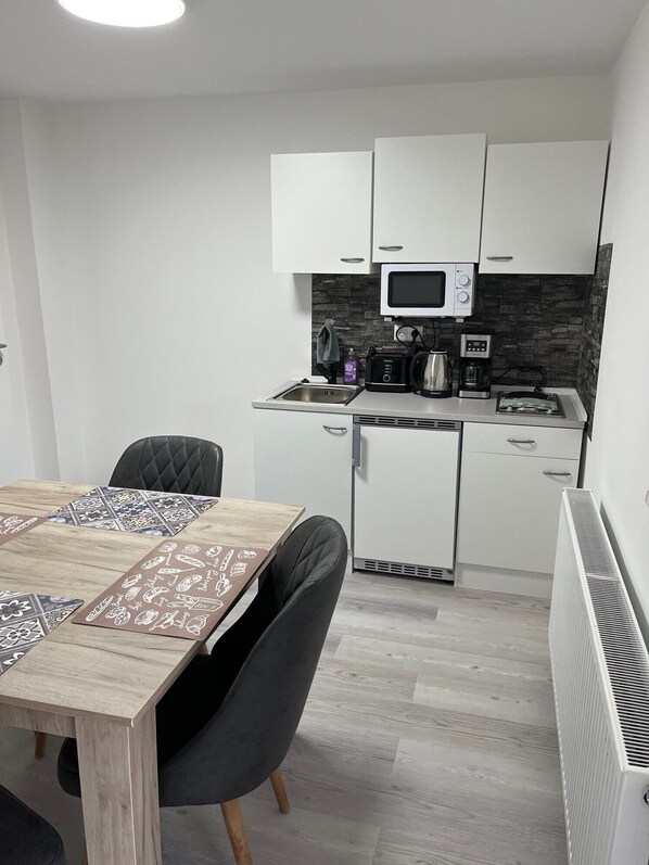 Kühlschrank, Mikrowelle, Herdplatte, Wasserkocher mit Kaffee-/Teezubehör