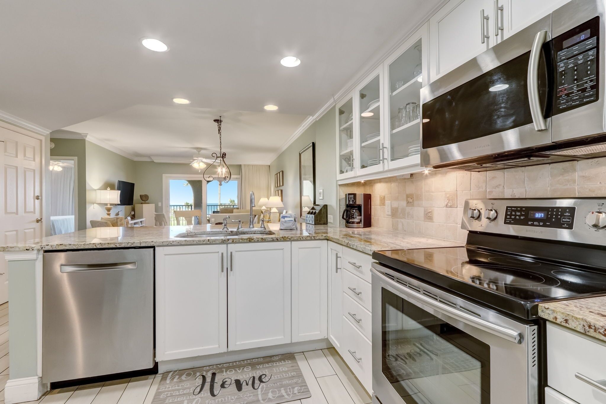 Una cocina moderna con armarios blancos, electrodomésticos de acero inoxidable y una isla grande.