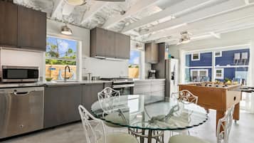 House, 5 Bedrooms | Private kitchen