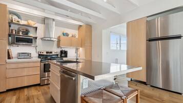 House, 5 Bedrooms | Private kitchen