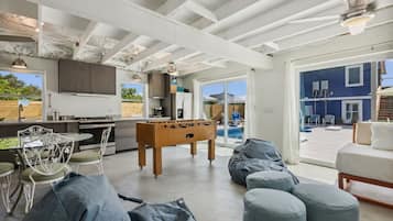 House, 5 Bedrooms | Living area