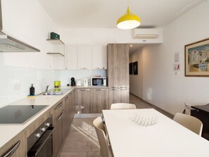 Fridge, microwave, oven, stovetop - Spinola Seaview Apartment (San Ġiljan)