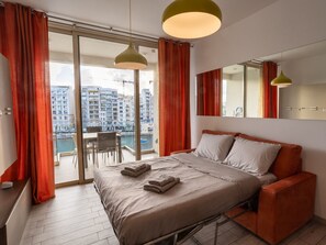 Työpöytä, silitysrauta/-lauta, Wi-Fi, vuodevaatteet