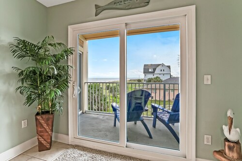 Cozy Beachfront 1BR w/ Stunning Views