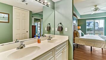 Appart'hôtel, 1 chambre | Salle de bain | Serviettes fournies, shampoing