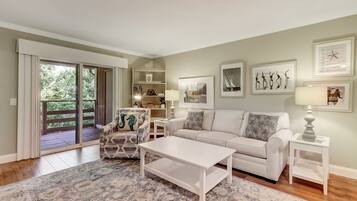 Condo, 2 phòng ngủ | Khu phòng khách | Smart TV