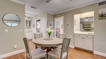 Condo, 2 Bedrooms | Dining
