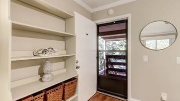 Condo, 2 phòng ngủ | Nội thất