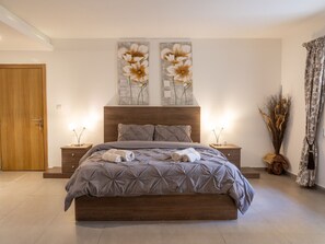 Desk, iron/ironing board, WiFi, bed sheets - Bormla Seafront 3 Bedroom Apartment (Birgu)