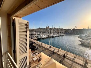 Marina - Bormla Seafront 3 Bedroom Apartment (Birgu)