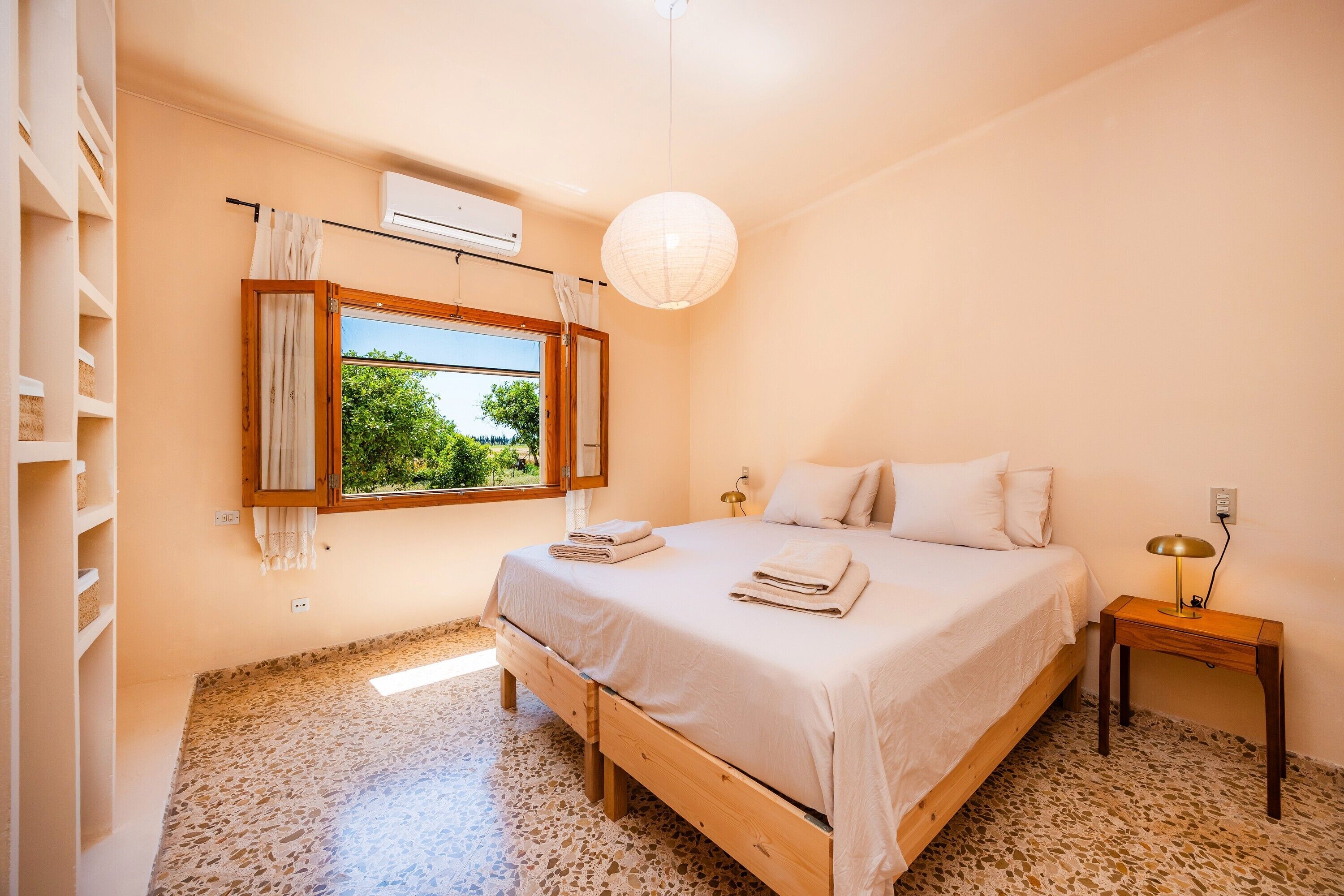 Tabla de planchar con plancha, wifi y ropa de cama 