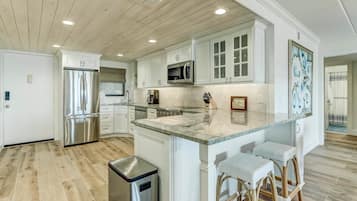 Condo, 3 Bedrooms | Private kitchen | Fridge, oven, coffee/tea maker, toaster