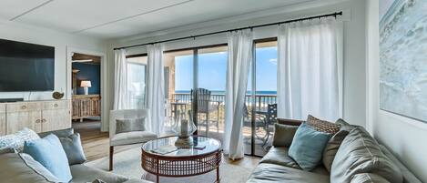 Condo, 3 Bedrooms | Living area