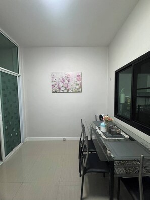 Habitación, 2 habitaciones, con acceso para personas discapacitadas, para fumadores | Restaurantes