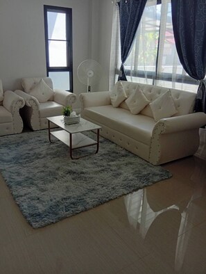 Room, 2 Bedrooms, Accessible, Smoking | Living area