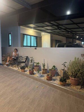 Habitación, 2 habitaciones, con acceso para personas discapacitadas, para fumadores | Restaurante al aire libre