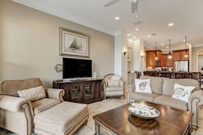 Living area - Haven across the Ocean - Pet Friendly 1931 S Fletcher (Fernandina Beach)