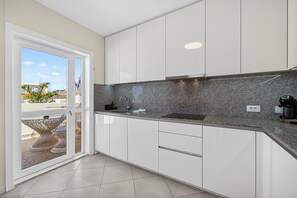 Fridge, microwave, oven, stovetop - Vacation Villa 'Spacious  Victoria Heated Pool' with Sea View, Wi-Fi and Air Conditioning (Callao Salvaje)