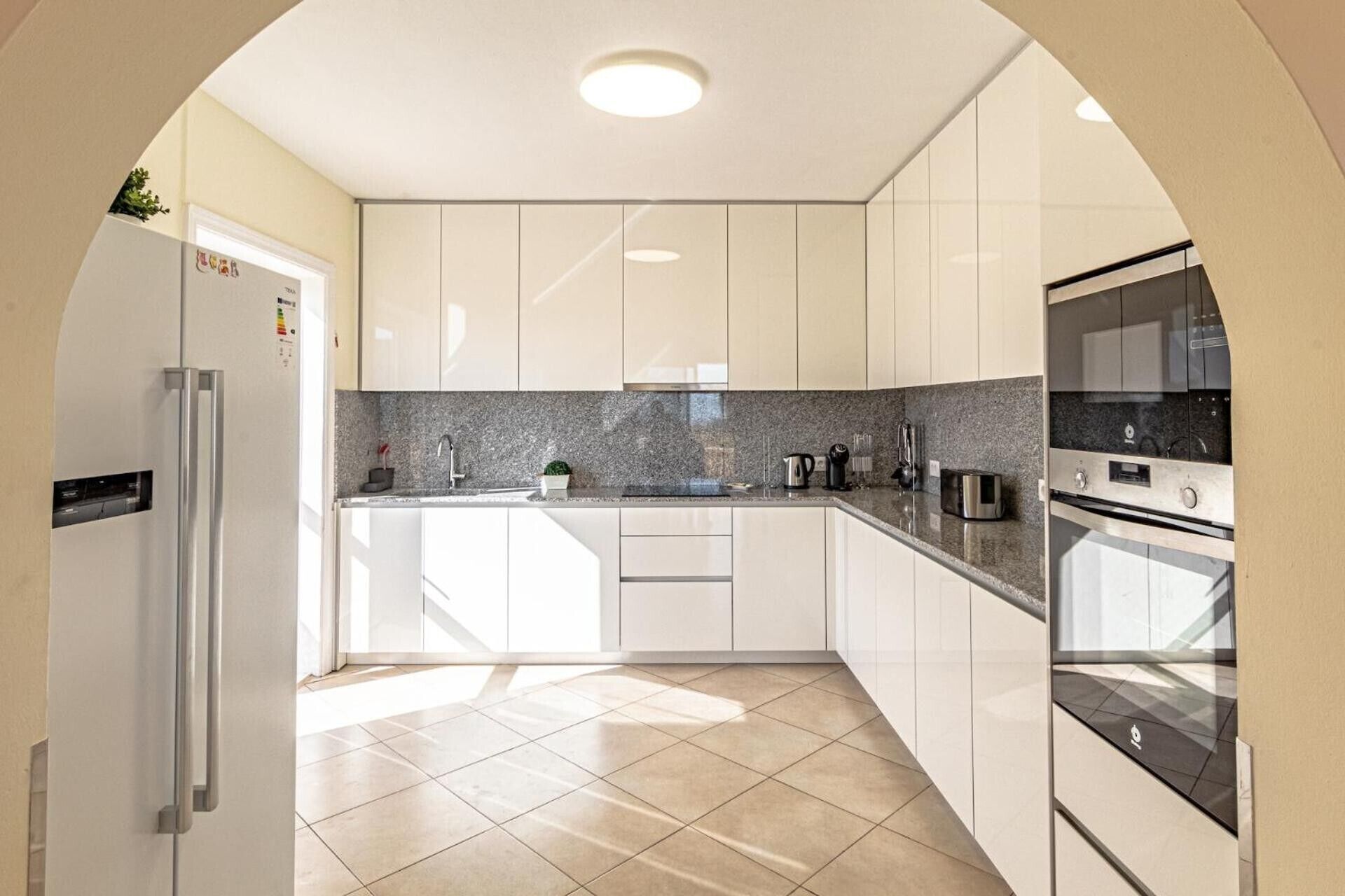 Jääkaappi, mikroaaltouuni, uuni, liesi