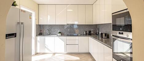 Jääkaappi, mikroaaltouuni, uuni, liesi