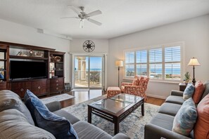 Condo, 2 quartos | Área de estar | Smart TV